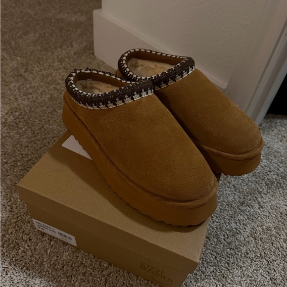Steve Madden Chestnut Suede - Picture 1 of 2